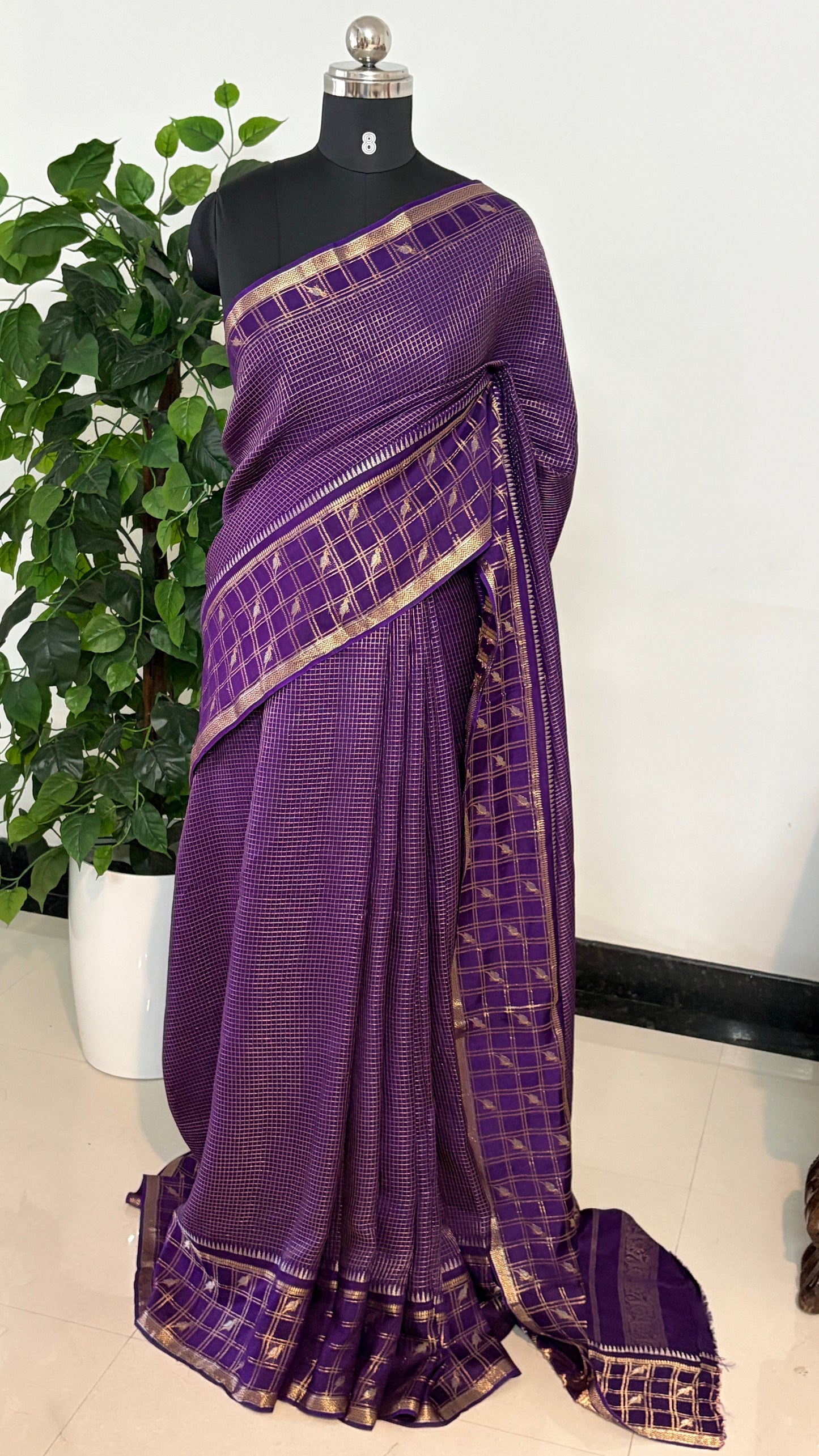 Elegant Viscose Saree with Rich Traditional Finish. Sr008