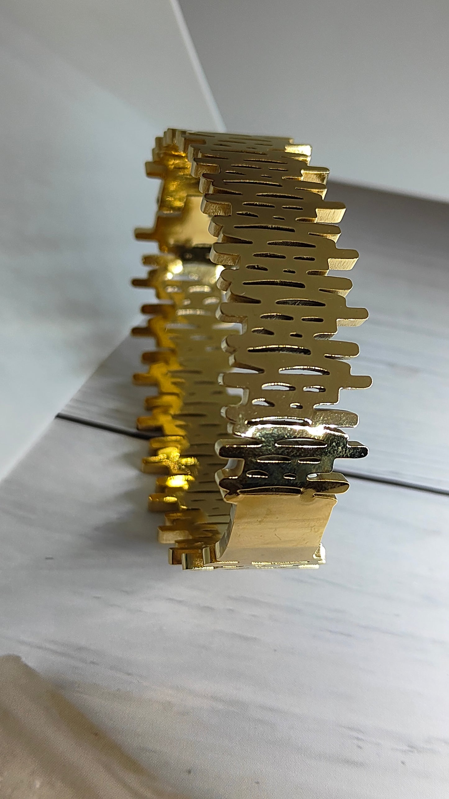 Timeless Elegance – Analog Design Bracelet
Elevate your style with our exquisite Analog Design Bracelet.