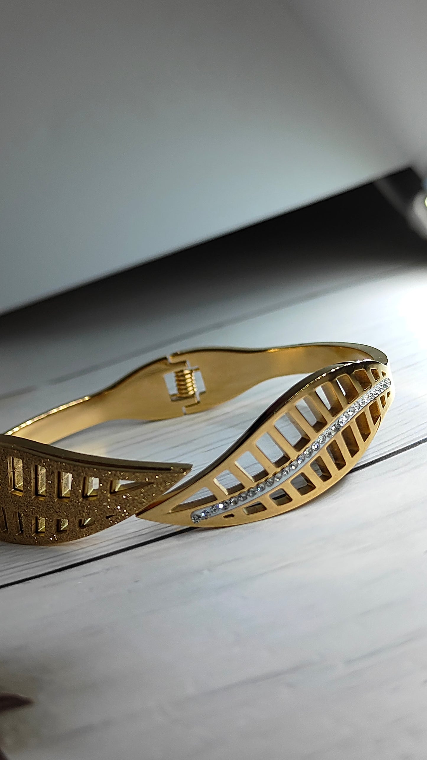 Elegant Leaf Design Bracelet-A Sparking blend of Nature and Luxury