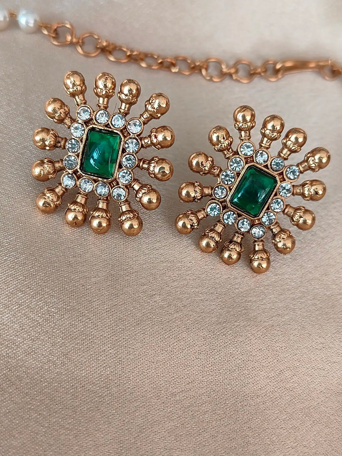 Regal Pearl Choker Set with Emerald Green Centerpiece. Code - 141