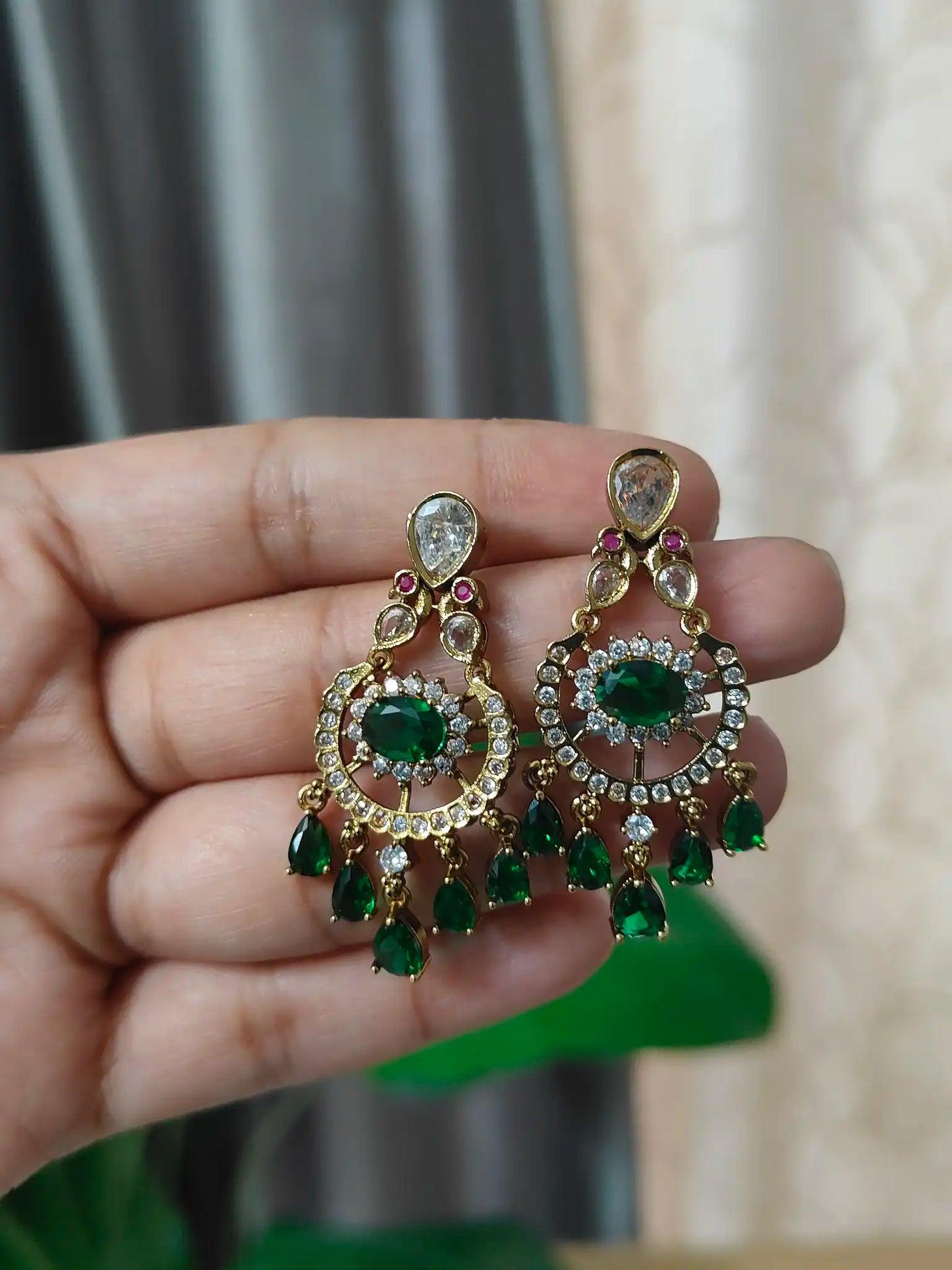 Royal Emerald Green Kundan Necklace Set. c - 185