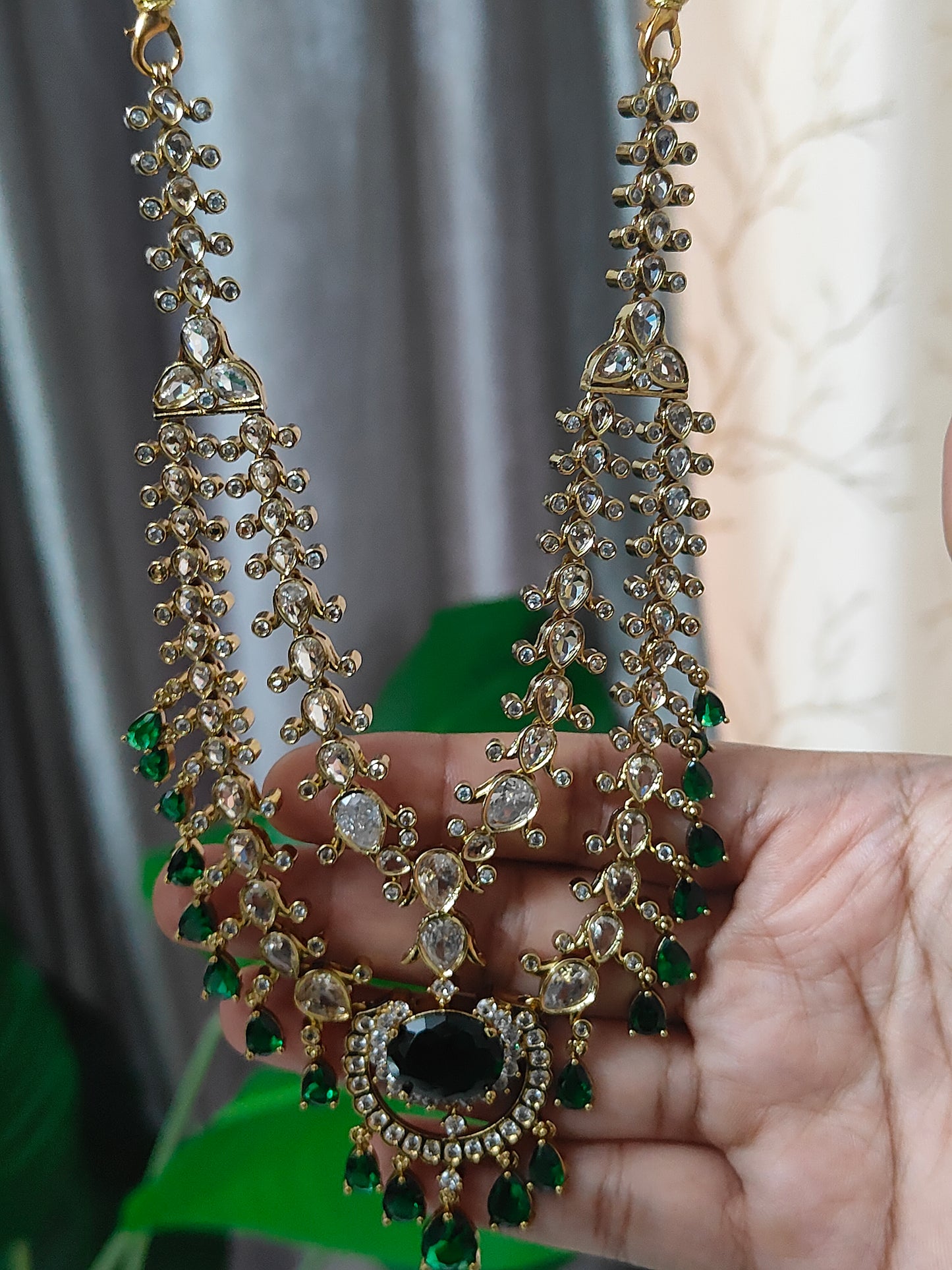 Royal Emerald Green Kundan Necklace Set. c - 185