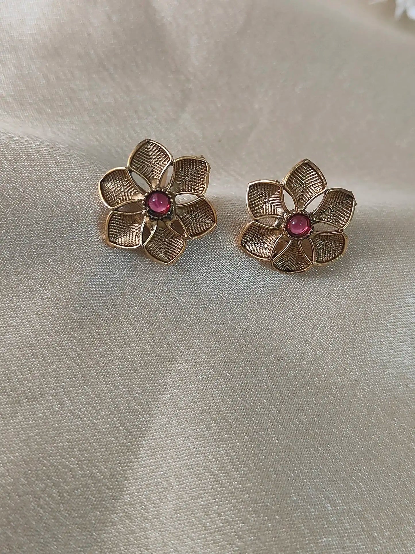 Antique Floral Line Choker with Ruby & Green Stone Accents. Code - 156
