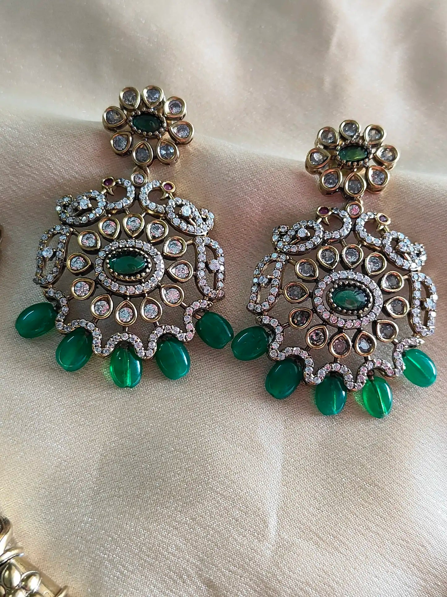 Kundan Hasli Necklace with Earrings – Emerald Detailing. c - 180