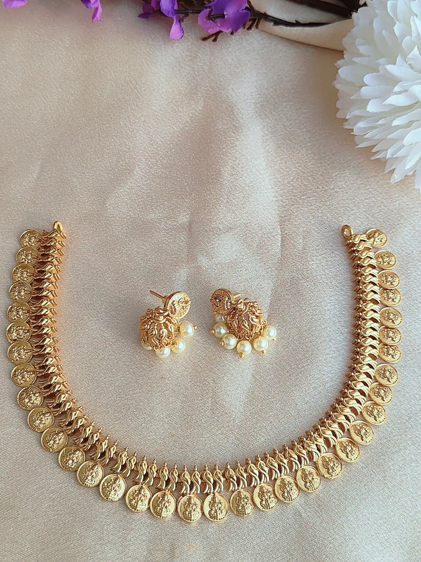 Goddess Lakshmi Kasu Temple Necklace Set with Pearl Jhumkas kn0021