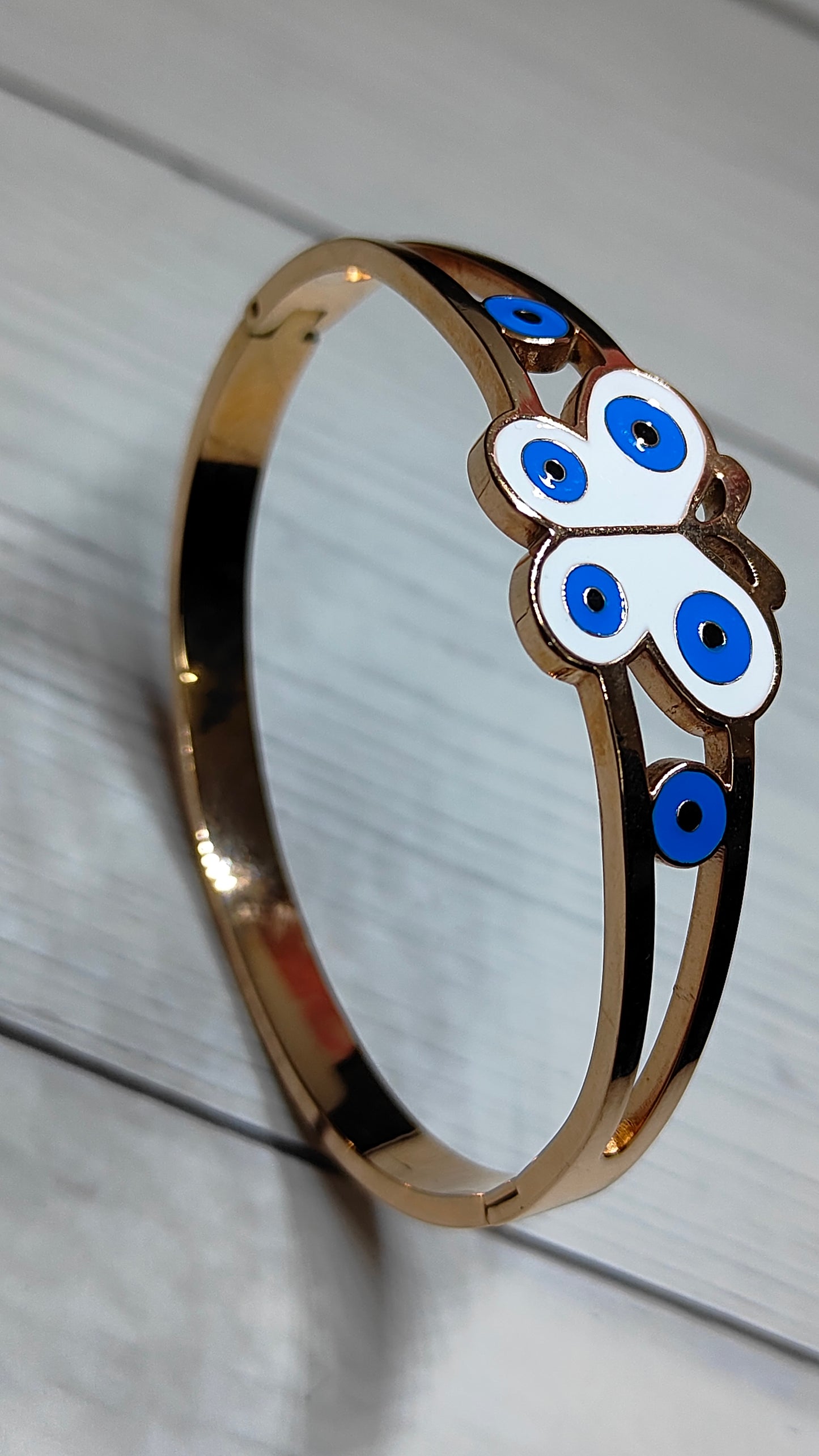 Protect & Shine – High-Quality Anti-Tarnish Evil Eye Bracelet
Ward off negativity in style.