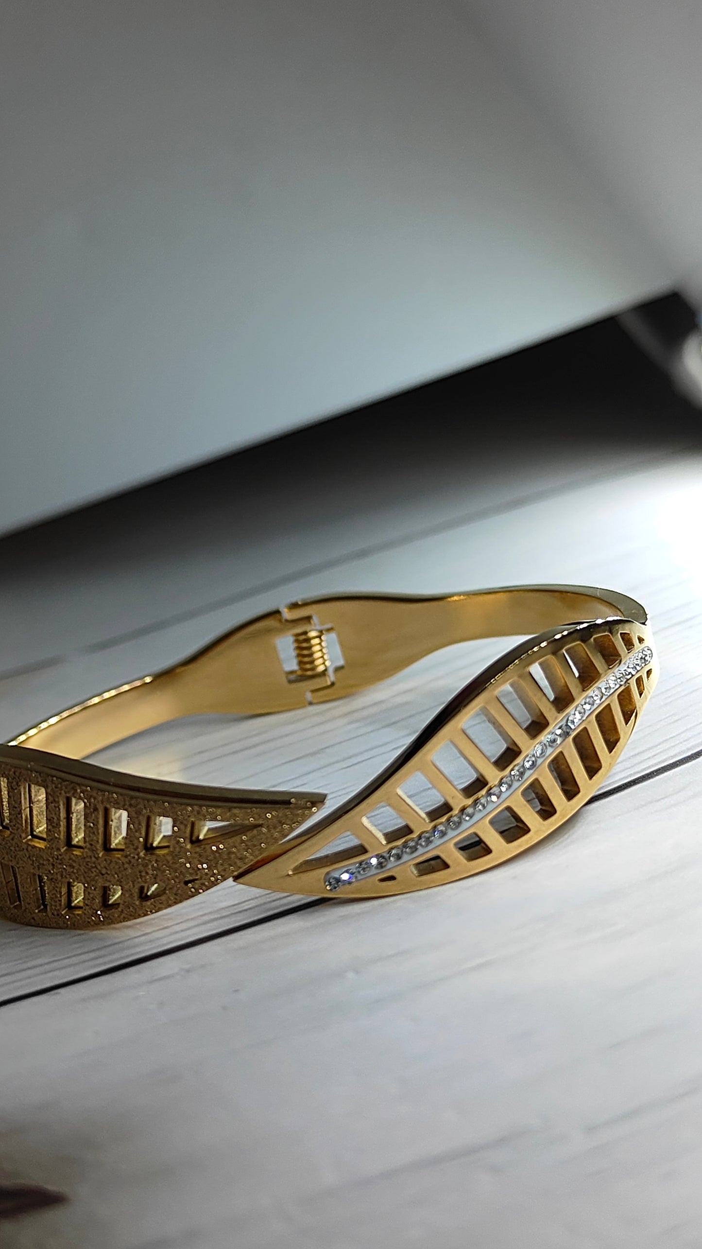 Elegant Leaf Design Bracelet-A Sparking blend of Nature and Luxury