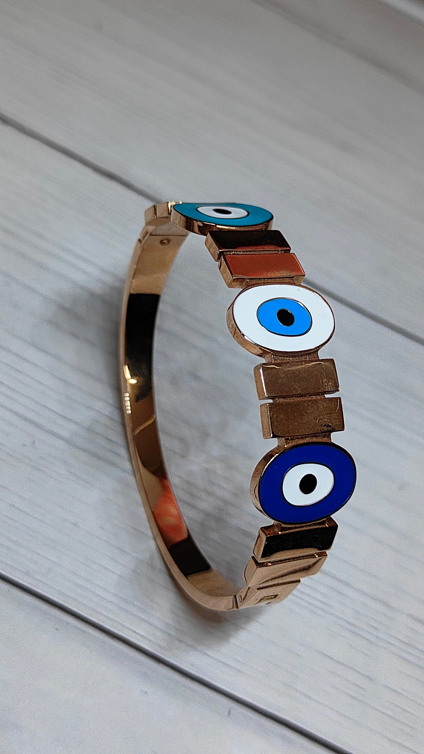 Protect & Shine – High-Quality Anti-Tarnish Evil Eye Bracelet
Ward off negativity in style.
