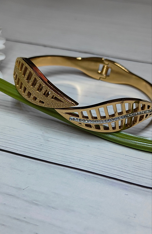 Elegant Leaf Design Bracelet-A Sparking blend of Nature and Luxury