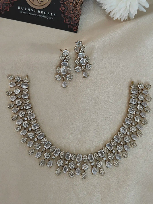 Royal Radiance AD Choker Set
Code - 135