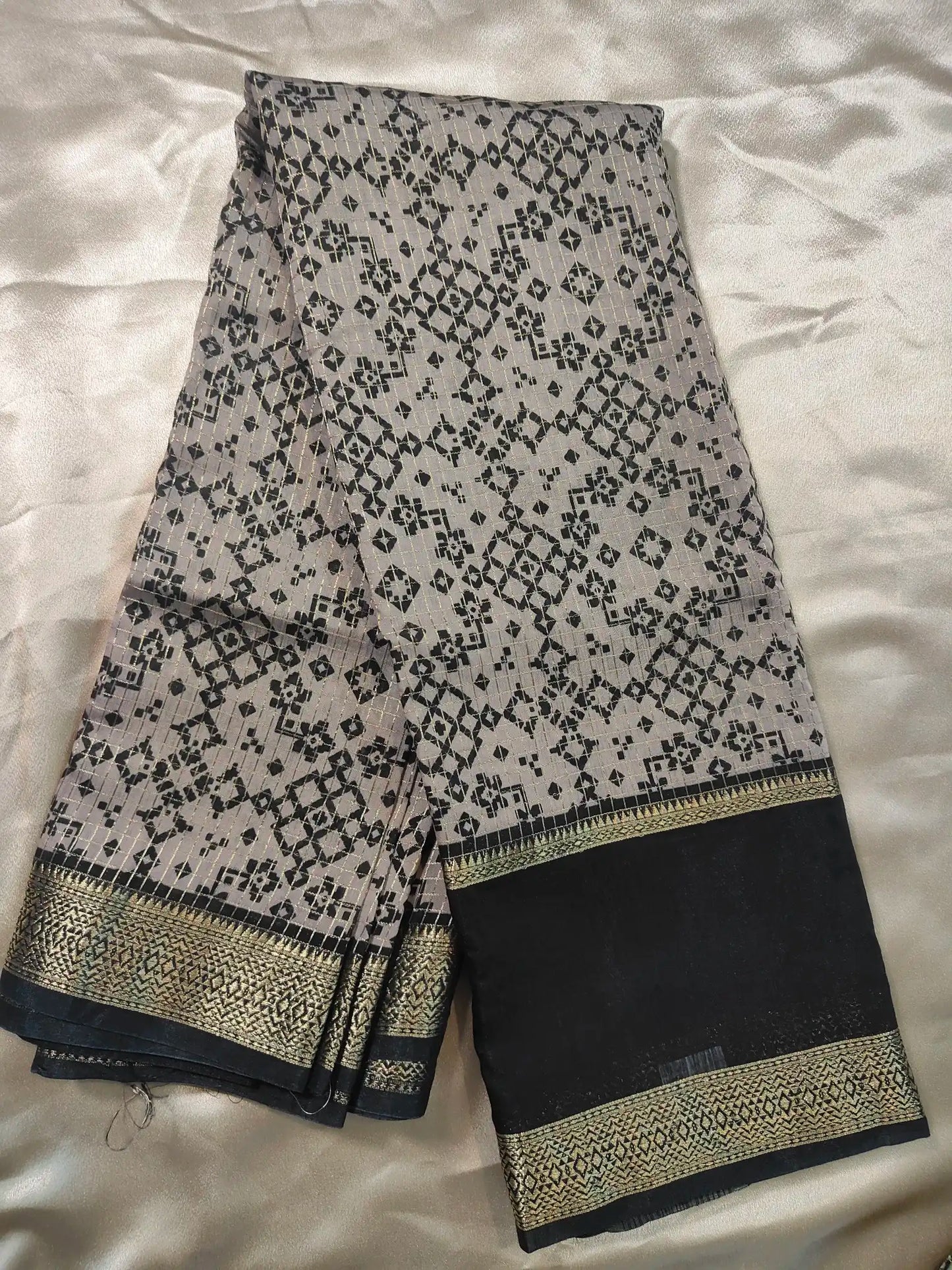 Semi Silk Sarees with Geometric Ikkat prints
C- Sr001